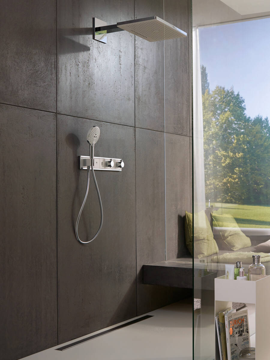 rainmaker-select-460-overhead-shower_rainselect-thermostat_ambience_3x4